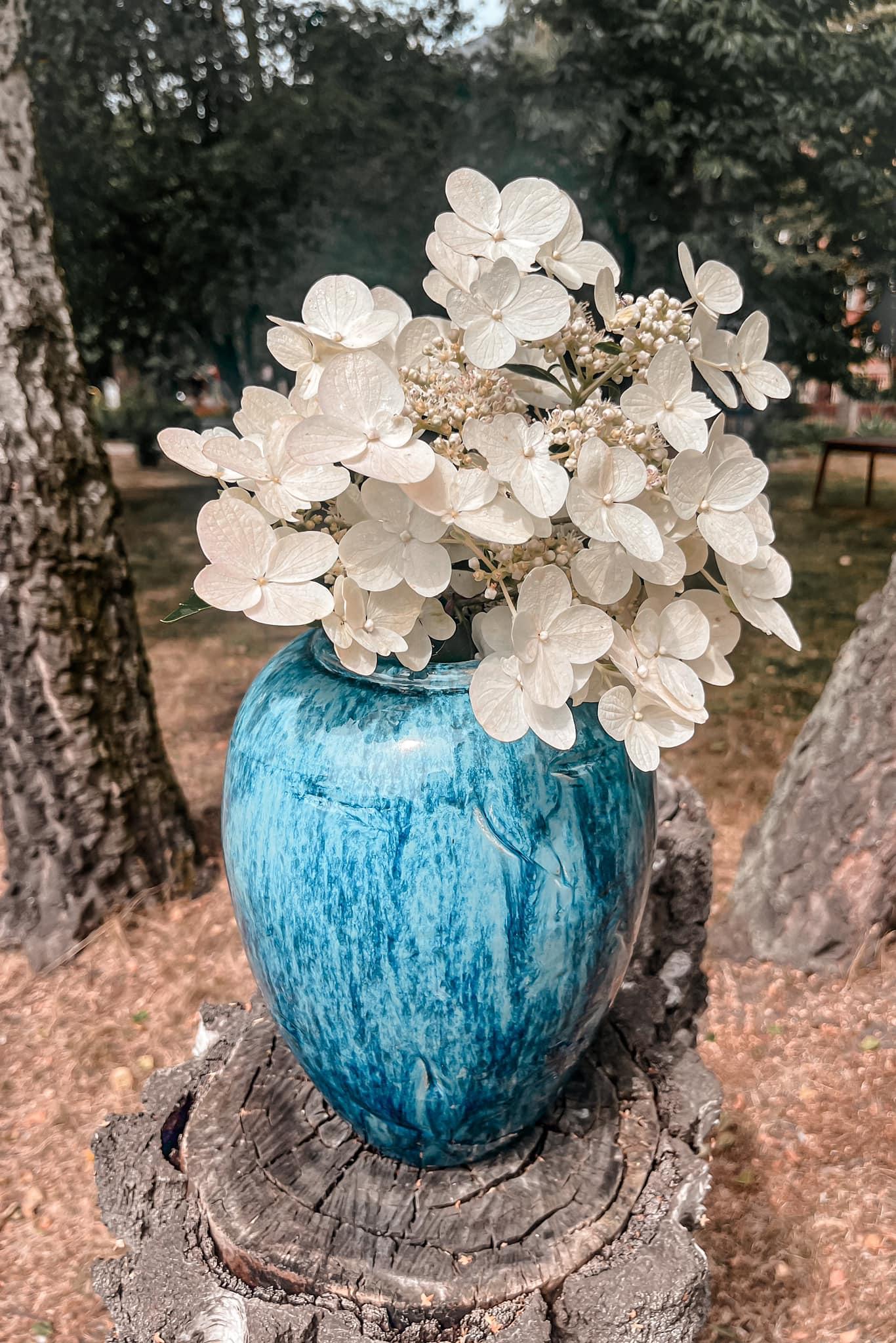 niebieski wazon ceramiczny z hortensją 