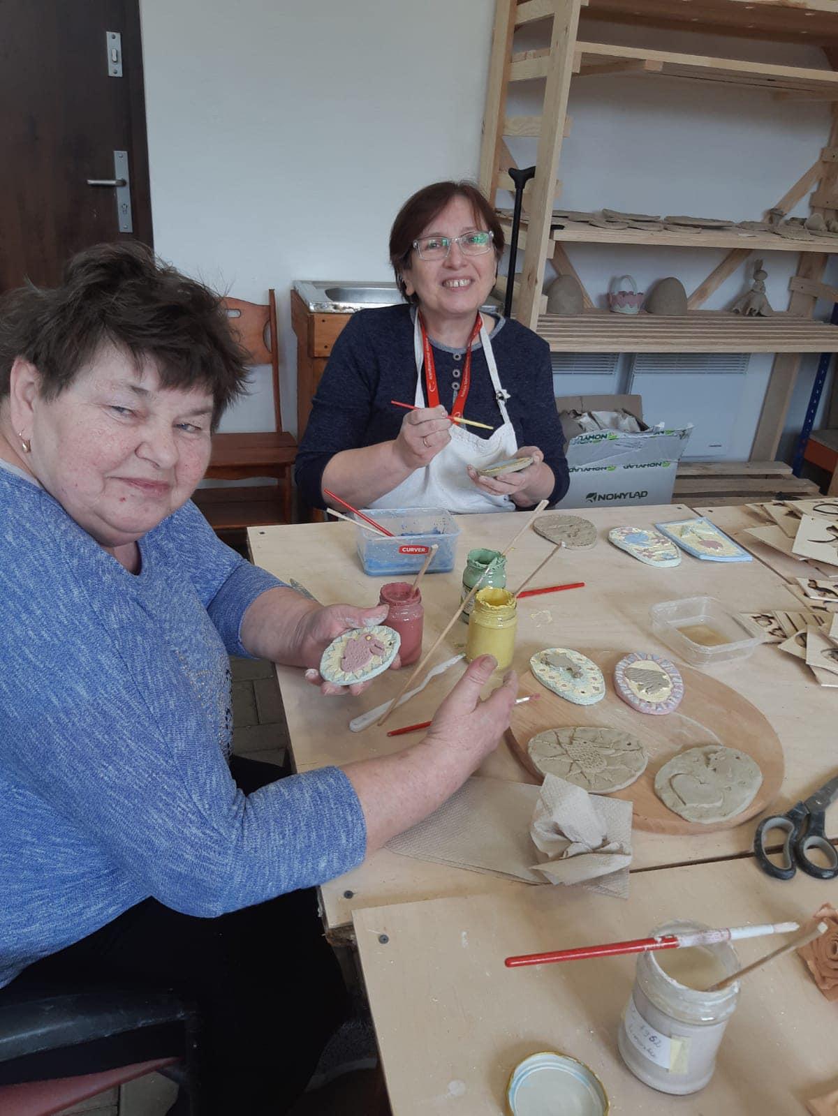 Dwie kobiety rzeźbią z gliny